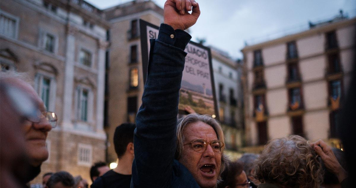 Manifestantes contrarios a Colau en la plaza Sant Jaume / PABLO MIRANZO - CG