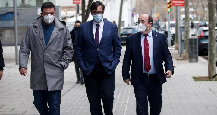 El candidato a la Generalitat por el PSC, Salvador Illa (c), acompañdo por el secretario general del partido, Miquel Iceta (d), y su jefe de campaña, Victor Francos (i) / EFE