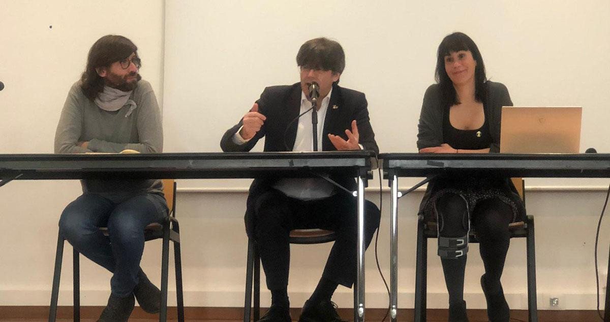 Guillem Fuster, Carles Puigdemont y Aurora Madaula (de izquierda a derecha) con los representantes del Consejo para la República / CONSELL PER LA REPÚBLICA