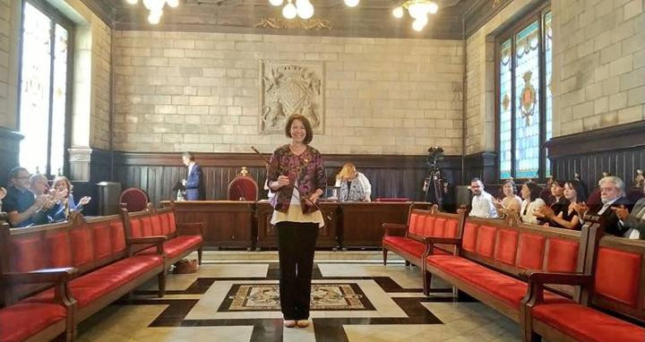 Marta Madrenas, tras revalidar como alcaldesa de Girona, con la vara de mando / CG