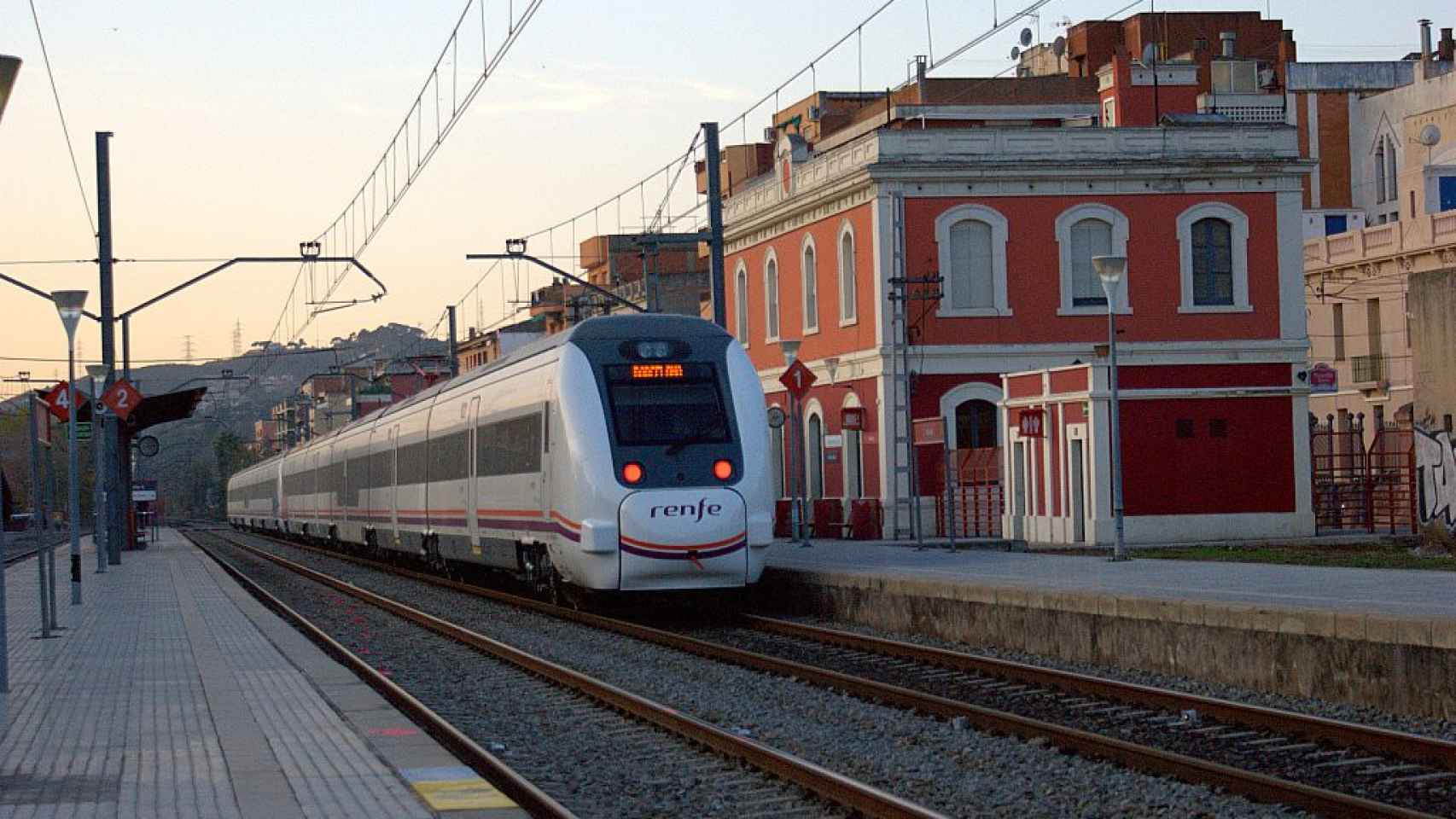 Imagen de archivo de un tren de Renfe en la estación de Montcada i Reixac / LUIS ZAMORA