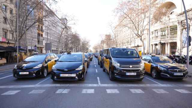 La huelga de taxistas, que junto a otras huelgas de profesores y sanitarios crean el colapso en Barcelona / LUÍS MIGUEL AÑÓN (CG)