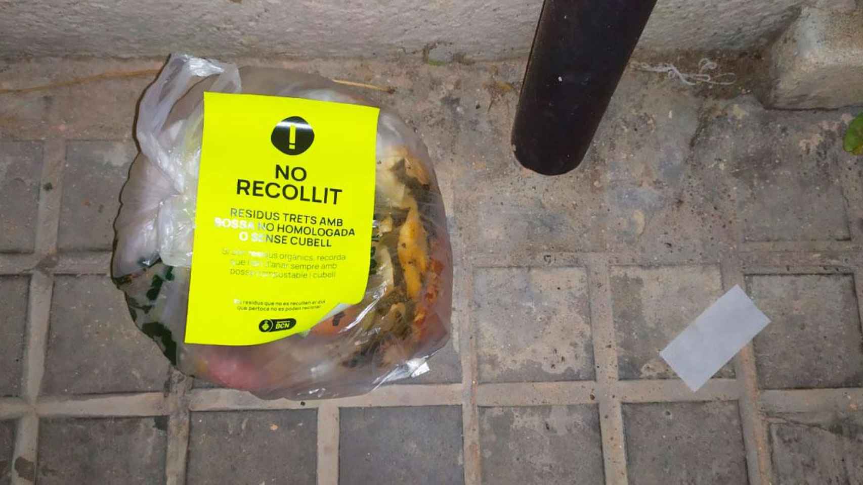 Imagen de una bolsa de basura marcada como 'incorrecta' en Sant Andreu / CG