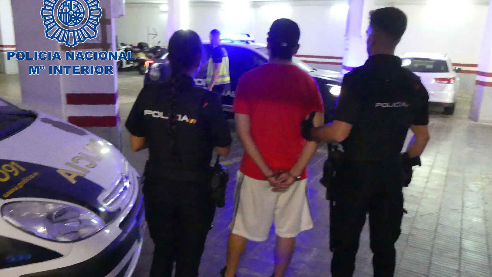 Dos agentes de la policía escoltan al depredador sexual condenado a 113 años de cárcel, que ha sido expulsado a su país de origen / CNP