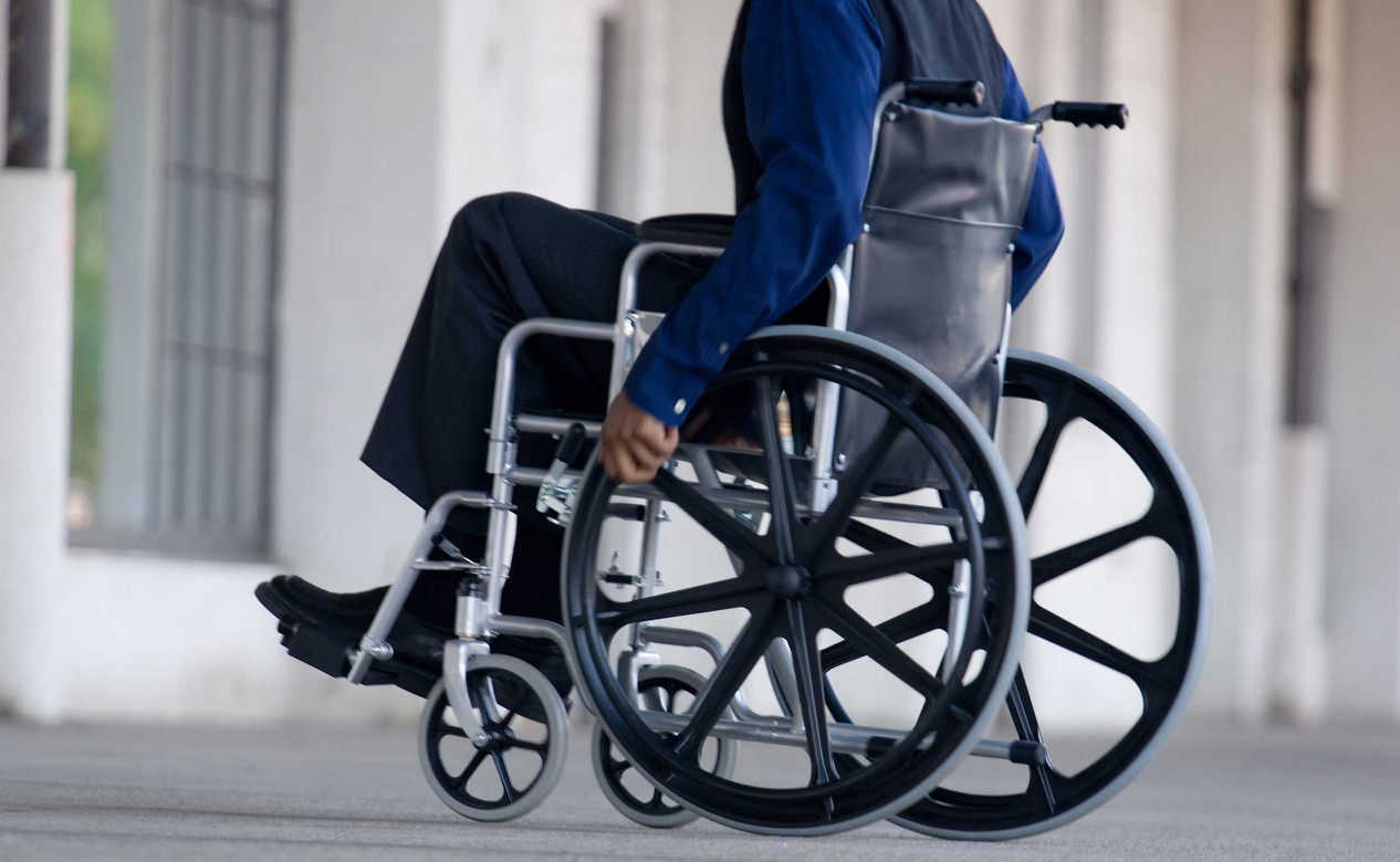 Una persona con movilidad reducida en silla de ruedas, como las que un hombre ha robado en centros sanitarios del Vallès Oriental