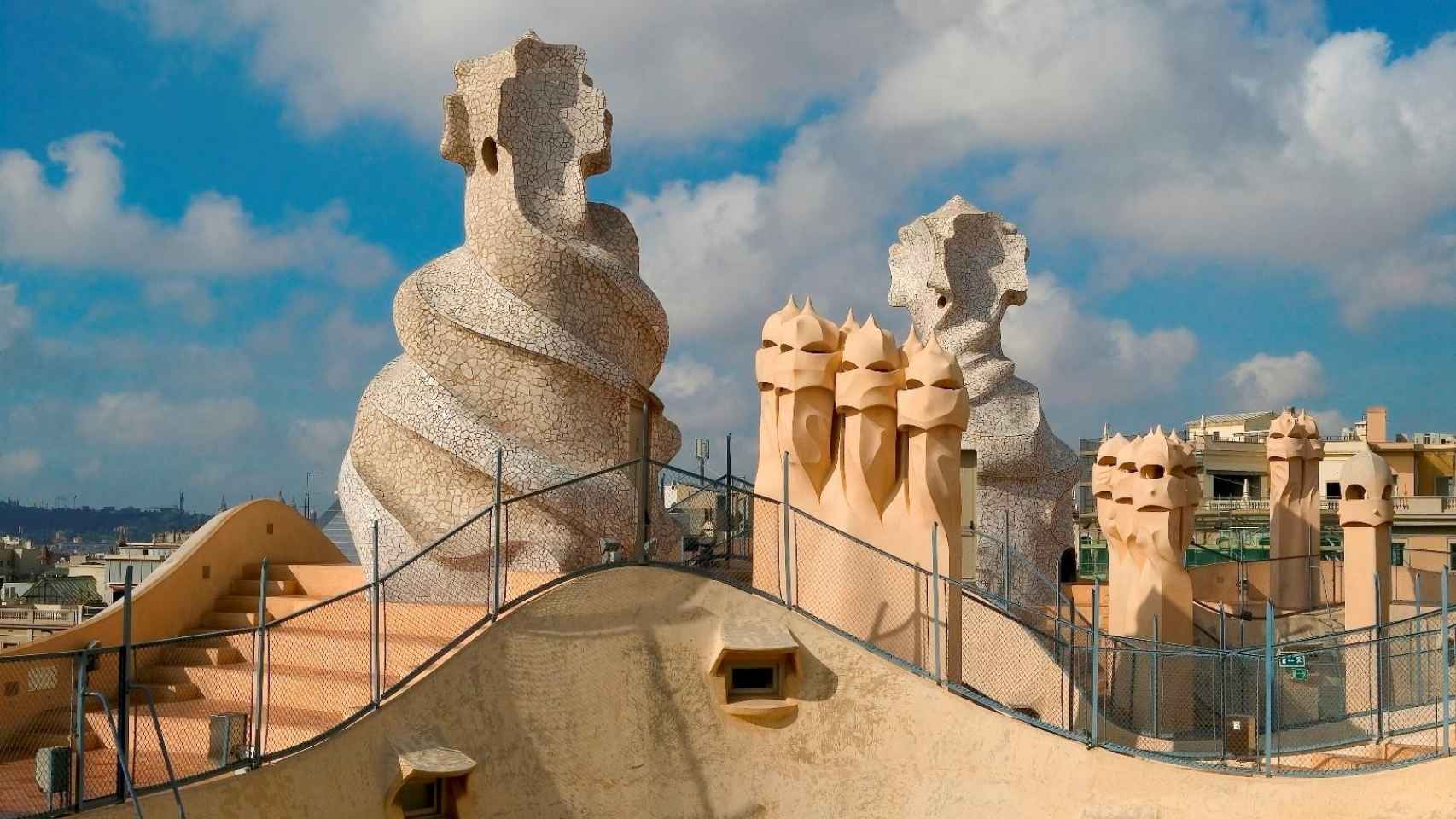 Las chimeneas de La Pedrera de Barcelona, edificio del que podrían haber salido las puertas de Gaudí que han sido puestas a la venta en Wallapop / XAVI PADRÓS - FUND.CATALUNYA LA PEDRERA