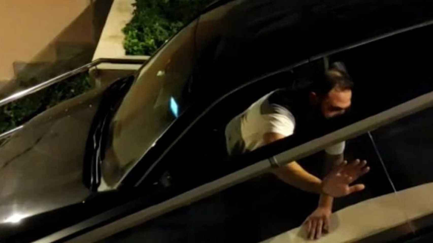 El conductor atascó su coche en unas escaleras de Barcelona / METRÓPOLI