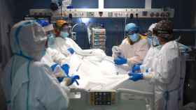 Sanitarios atienden a un paciente enfermo de Covid hospitalizado en una uci de Cataluña / EP