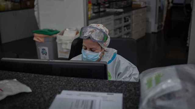 Un trabajador sanitario en la uci del Hospital del Mar / EP