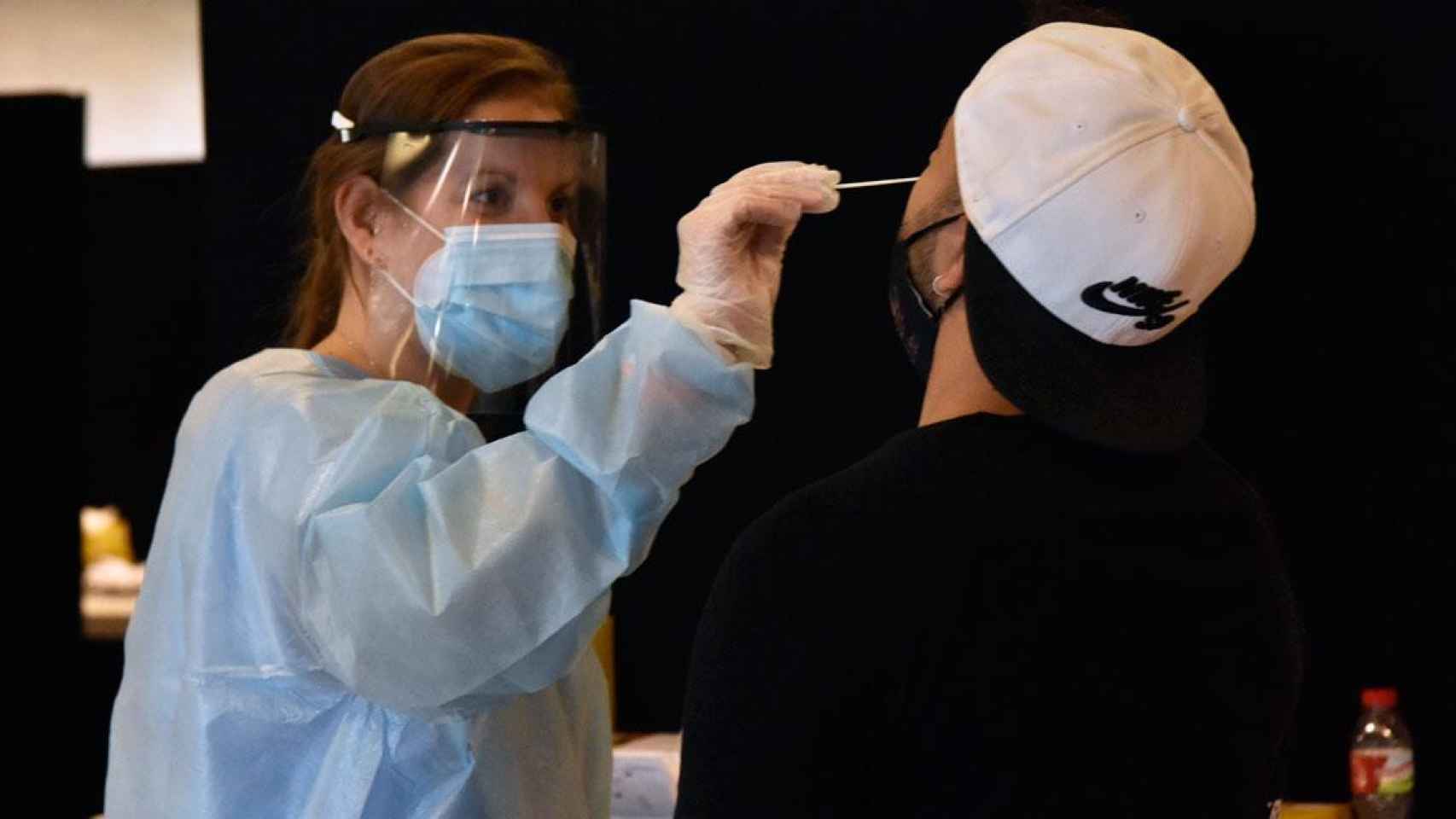 Una sanitaria toma una muestra para un test de coronavirus a un asistente al Festival Cruïlla 2021 / EP