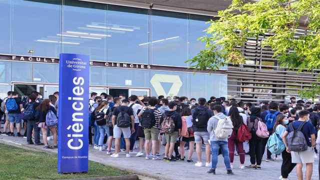 Llegada de los estudiantes a la Facultad de Ciencias de la Universidad de Girona para comenzar los exámenes de selectividad 2021 / EUROPA PRESS