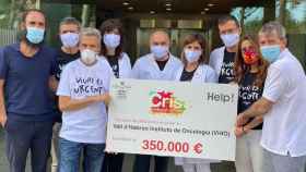 Entrega del cheque de 350.000 euros al Instituto de Oncología del Hospital Vall d'Hebron, dinero recaudado con la camiseta solidaria de Pau Donés / FUNDACIÓN CRIS