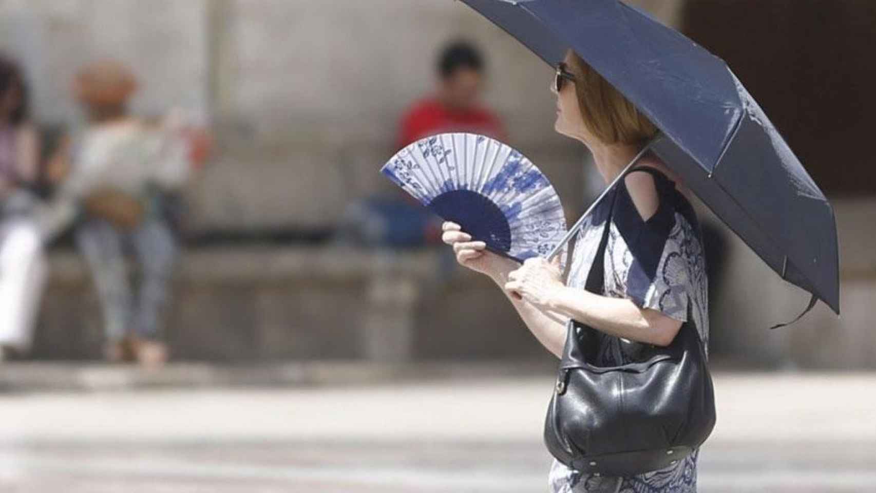 Una mujer pasea por Cataluña un día de altas temperaturas / EFE