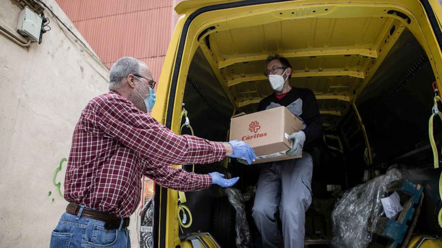 Voluntarios de Cáritas reparten comida durante la pandemia de Covid-19 / CÁRITAS