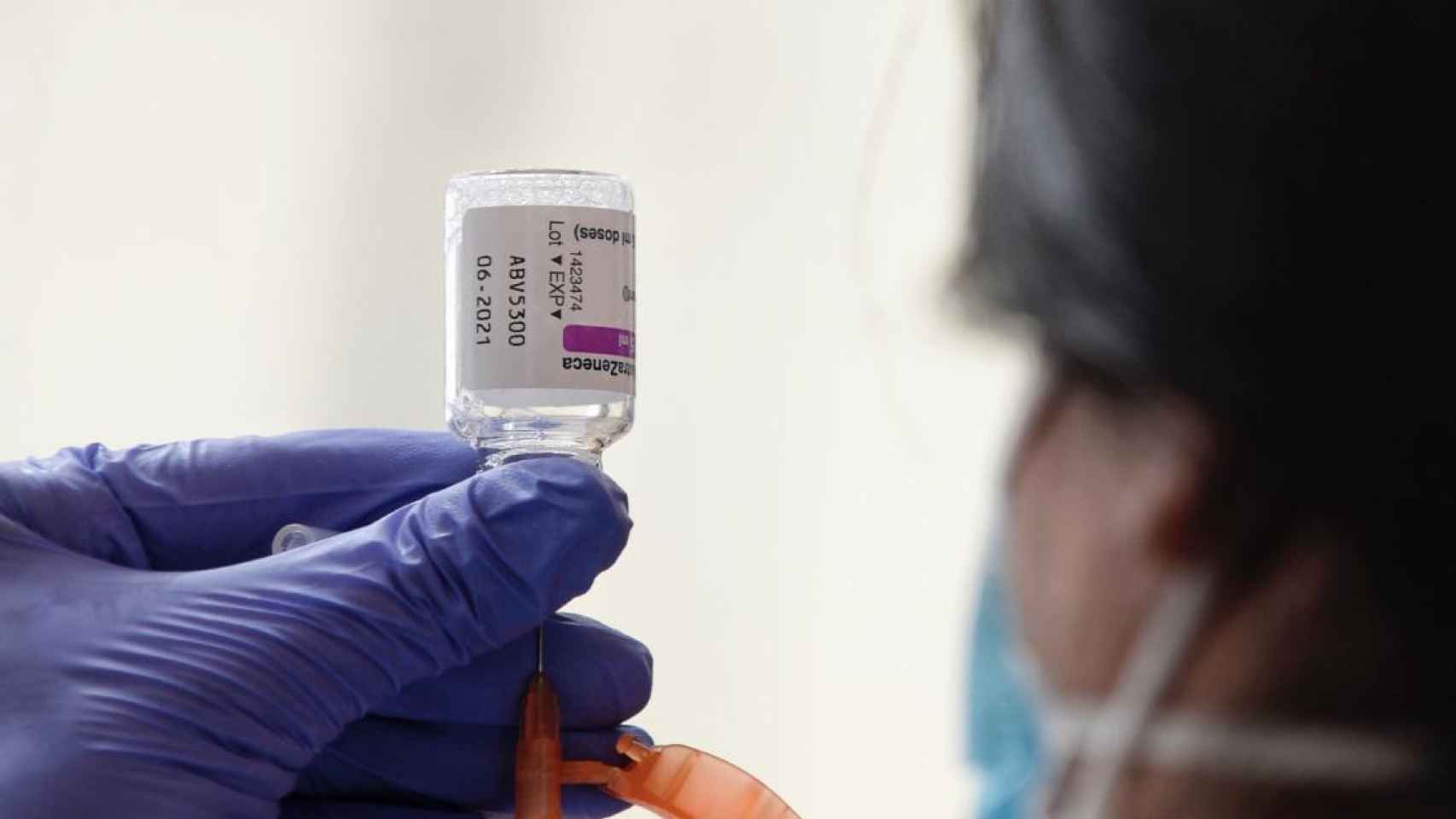 Personal sanitario prepara una dosis de la vacuna contra el Covid / EUROPA PRESS