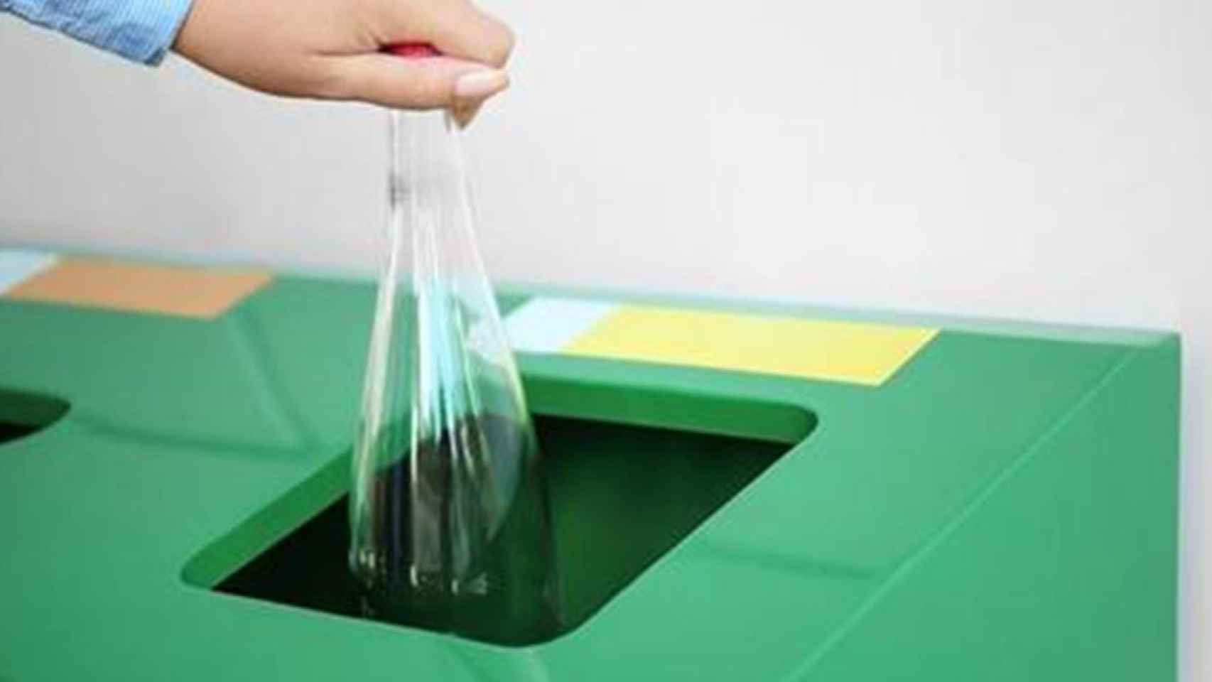 Una persona recicla una botella de plástico, en un comportamiento sostenible como el que la Agència de Residus de Catalunya quiere premiar / EP