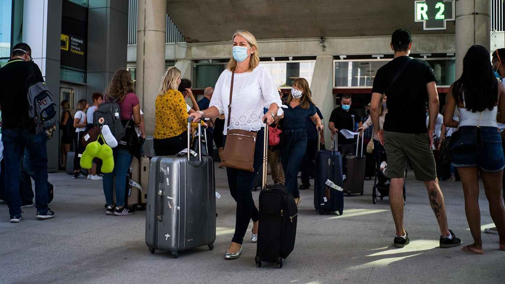 Pasajeros con maletas llegan al Aeropuerto de Palma de Mallorca / EUROPA PRESS