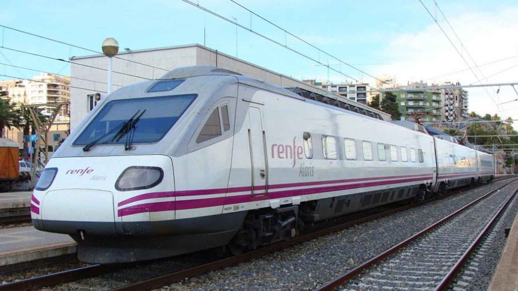 Un tren de Renfe parado en la estación de Tarragona / WIKIPEDIA
