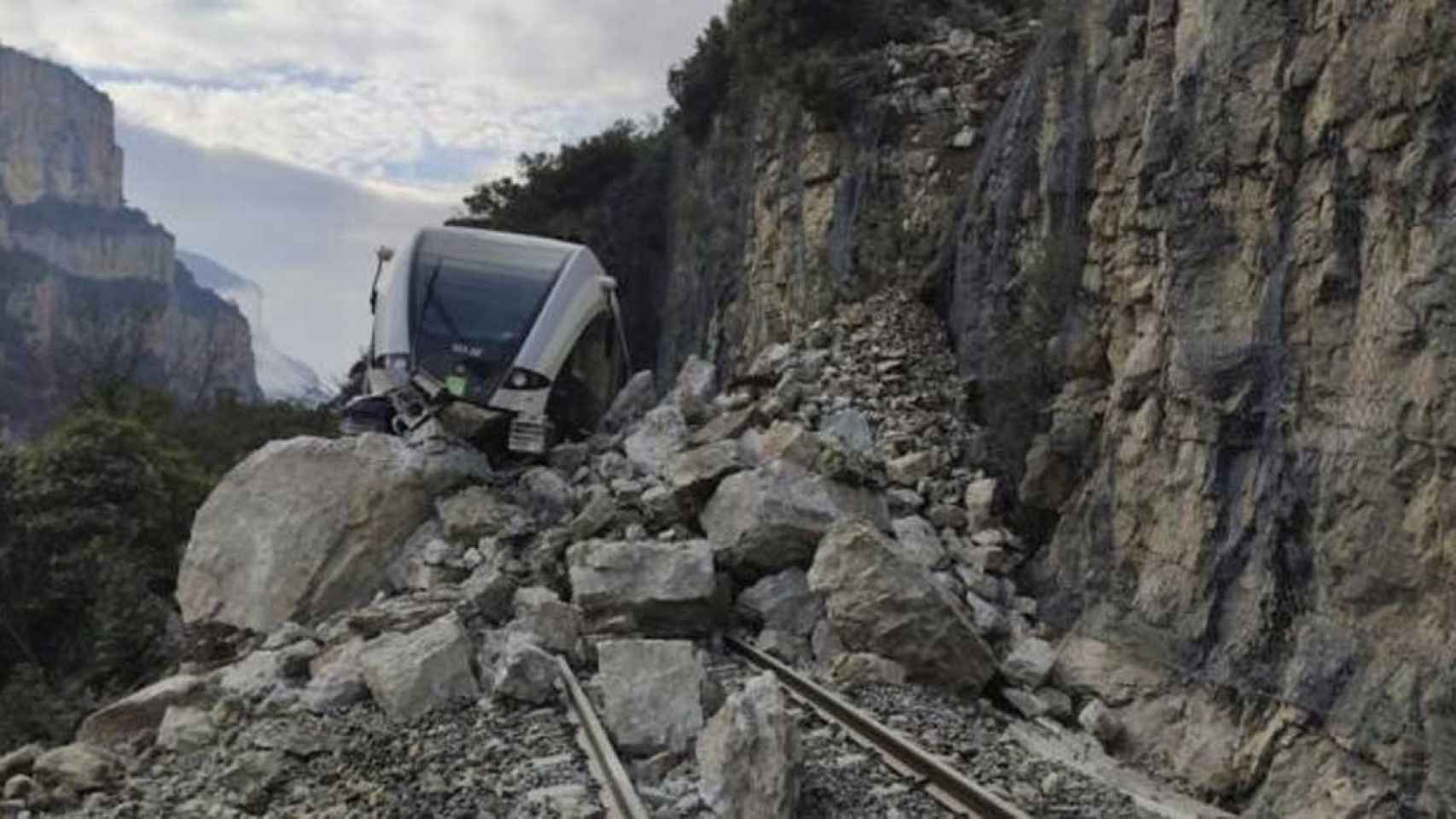 Tren accidentado de Ferrocarrils de la Generalitat  la línea que une Lleida con La Pobla de Segur / FGC