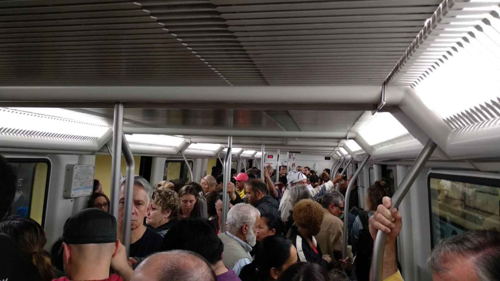 Aglomeraciones en el Metro de Barcelona a primera hora por la huelga / CG