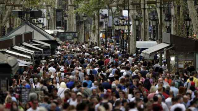 Gran cantidad de población paseando por las Ramblas de Barcelona / EFE