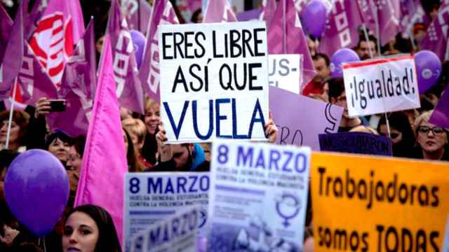 Carteles por los derechos de la mujer en una manifestación / EFE