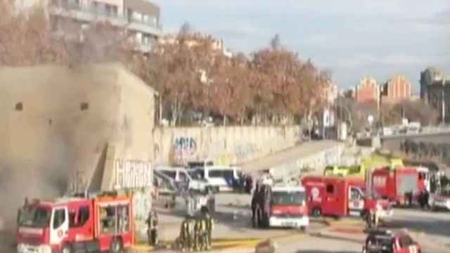 Incendio en la Torre del Fang, una casa okupa de Barcelona / TWITTER