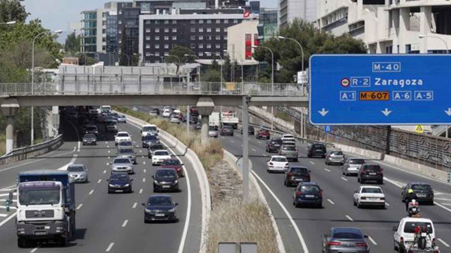 Un tramo de la M-40 de Madrid, una de las vías con restricción de velocidad por contaminación / EFE