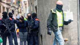 Agentes de los Mossos d'Esquadra custodiando a varios de los detenidos en la macrooperación contra los narcopisos de Barcelona /EFE