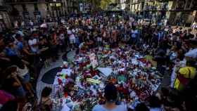Ciudadanos, amigos y familiares rinden homenaje a las víctimas del atentado en las Ramblas de Barcelona / EFE