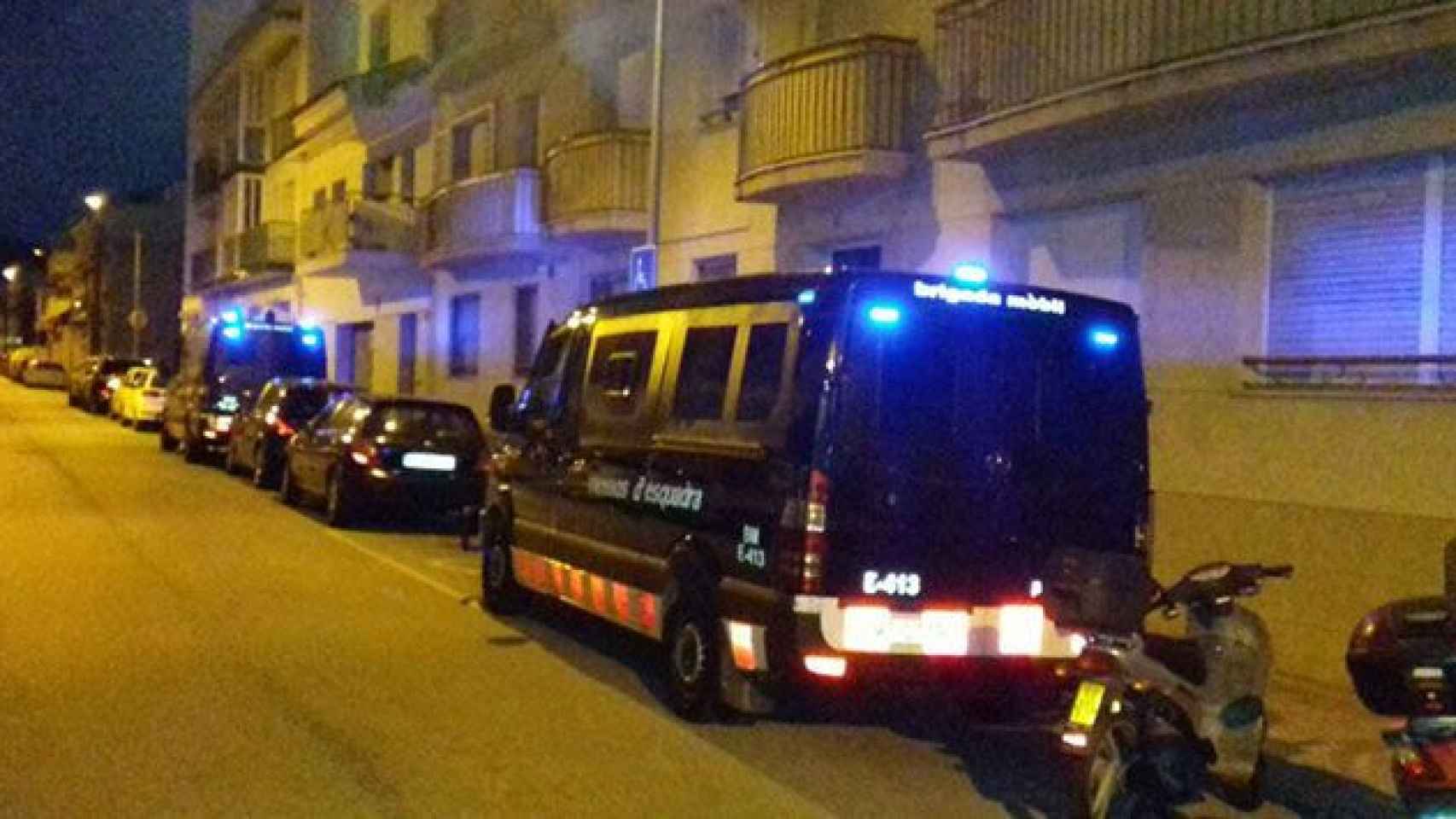 Dos furgones de los Mossos d'Esquadra durante el operativo antiyihadista en Sant Pere de Ribes / MOSSOS
