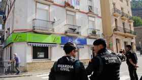 Momento del registro este viernes de un domicilio en la calle Pont d'Olot de Ripoll (Girona) a raíz de la detención de un presunto implicado en el atentado terrorista de Barcelona / EFE