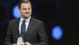 Leonardo DiCaprio recibe el Crystal Awards en el Foro de Davos.