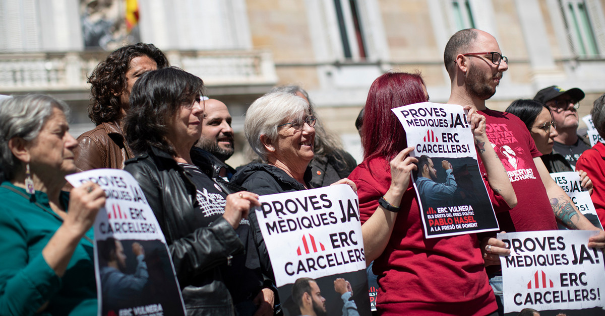 Manifestantes frente al Palau de la Generalitat este viernes protestando en contra del trato de Hasél en prisión y llamando a ERC carceleros / MARTA PÉREZ - EFE