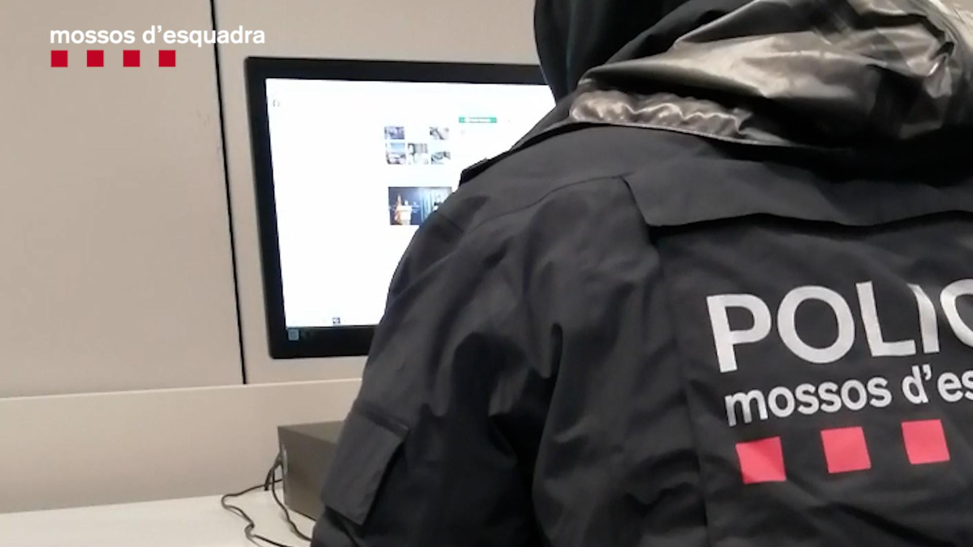 Un agente investiga las redes en busca de mensajes de tono yihadista / MOSSOS