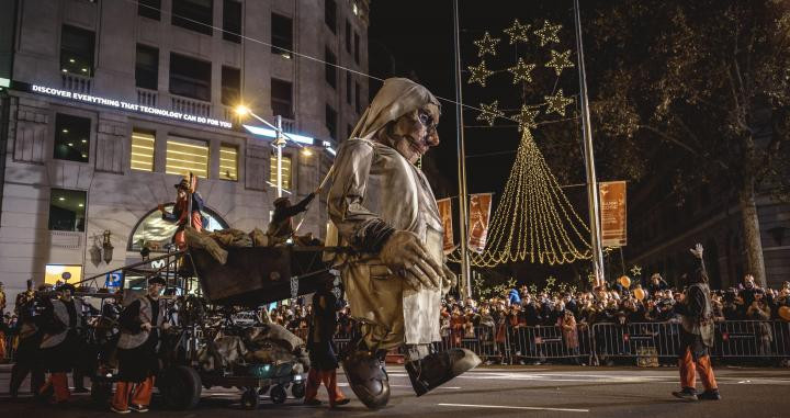 Una de las carrozas de la cabalgata de Reyes Magos de este domingo en Barcelona / EUROPA PRESS