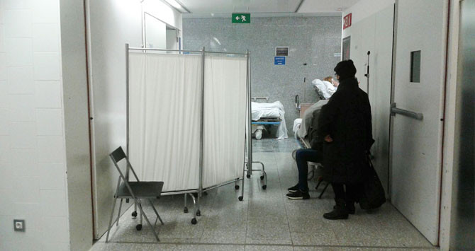 Imagen de pacientes en los pasillos de un hospital por la gripe / CG