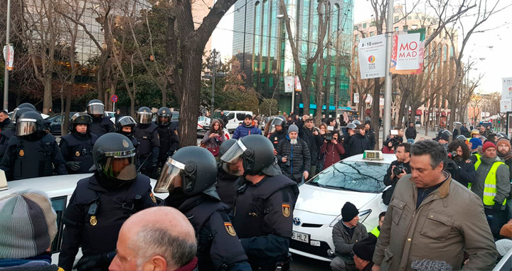 Desalojo del Paseo de La Castellana, en Madrid, ocupado por taxistas / CG