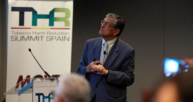 Ángel González, director del departamento de Láseres y Haces Moleculares en la Universidad Complutense de Madrid / AITOR LAMADRID