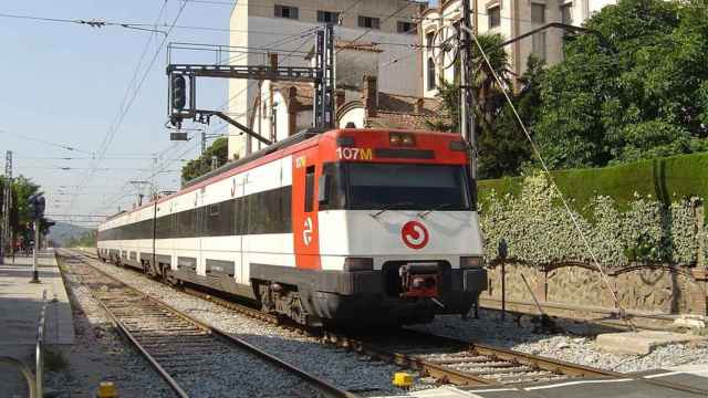 Un tren de Rodalies circula por las vías de Adif / EP