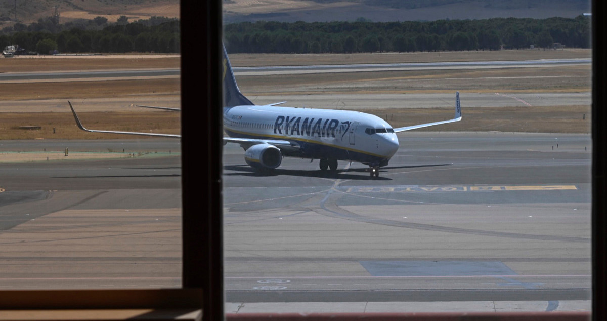 Un avión de Ryanair en un aeropuerto, cuya tripulación de cabina está en huelga / EFE