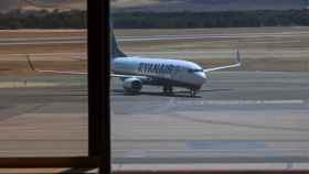 Un avión de Ryanair en un aeropuerto, cuya tripulación de cabina está en huelga / EFE