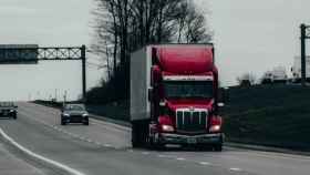 Una carretera con camiones de transporte de mercancías / FOMENT