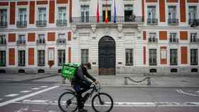 Un repartidor de Uber Eats por las  calles de Madrid / EP