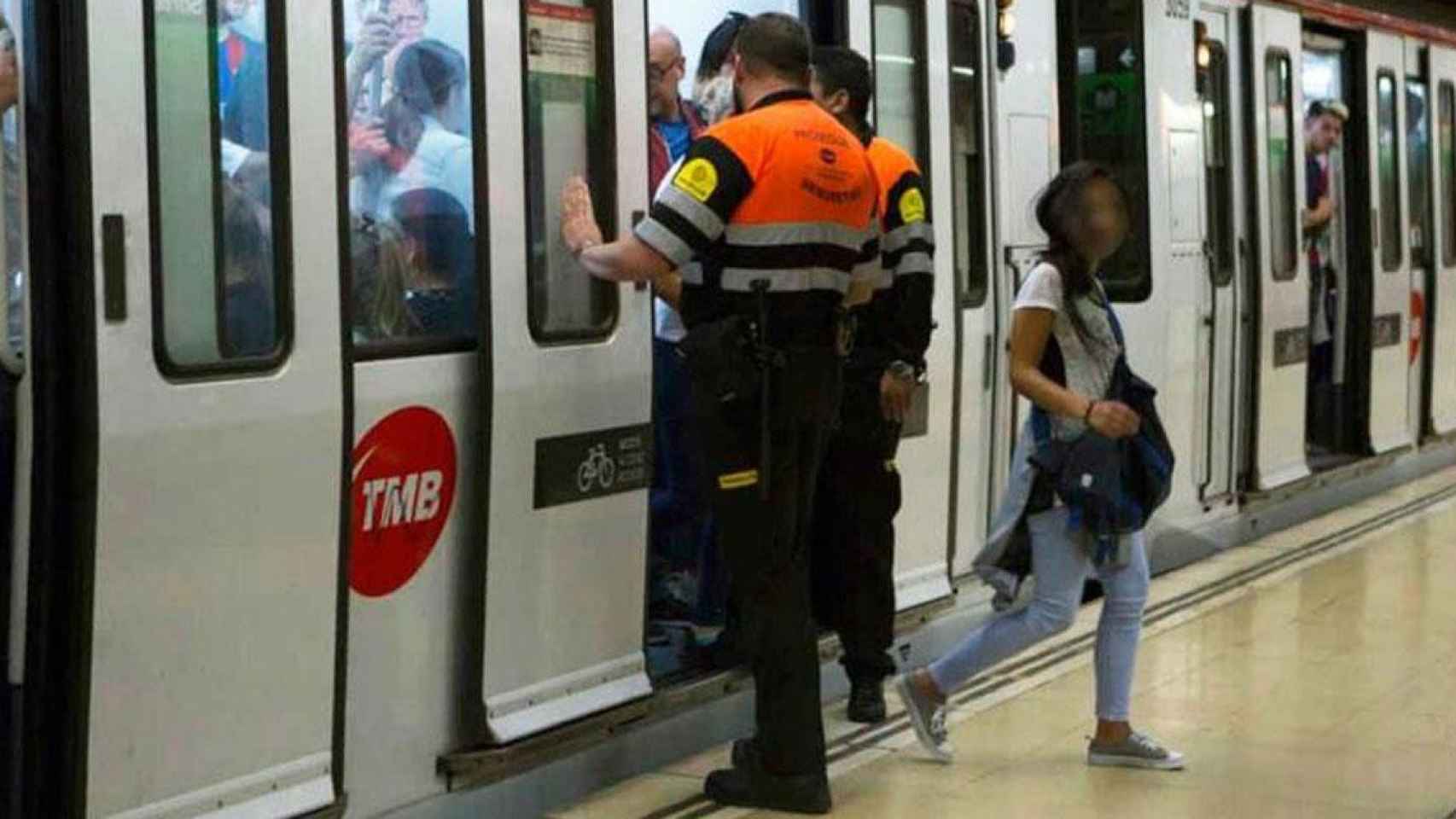 Vigilantes de seguridad en el metro de Barcelona / CG