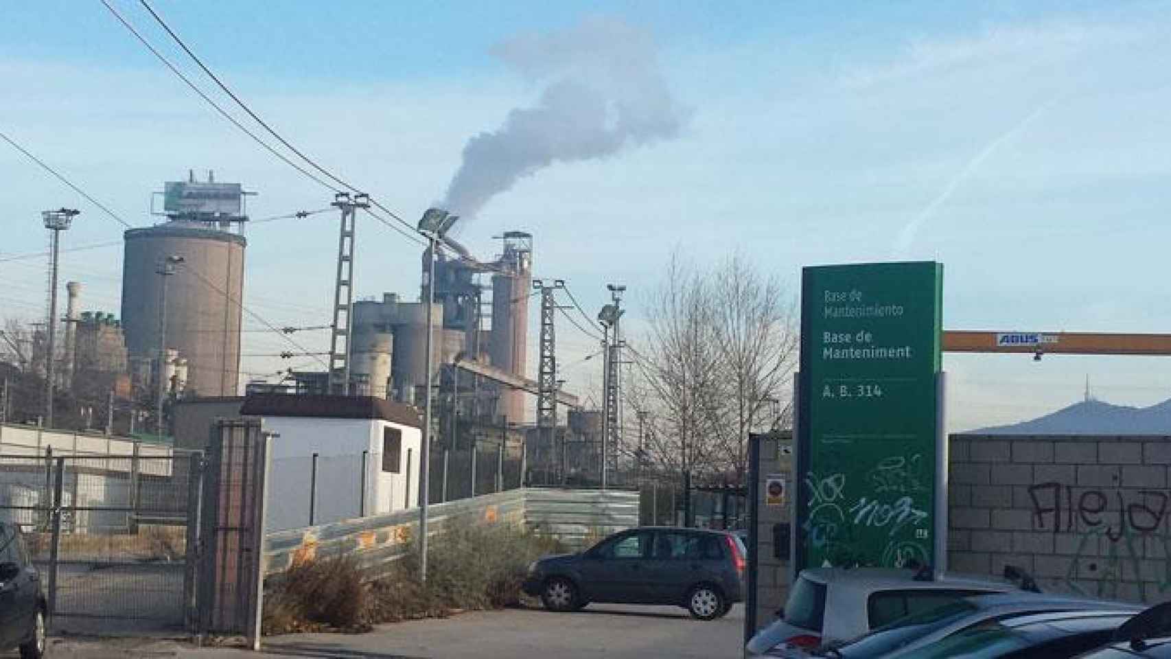 La fábrica cementera-incineradora de Lafarge en Montcada i Reixac