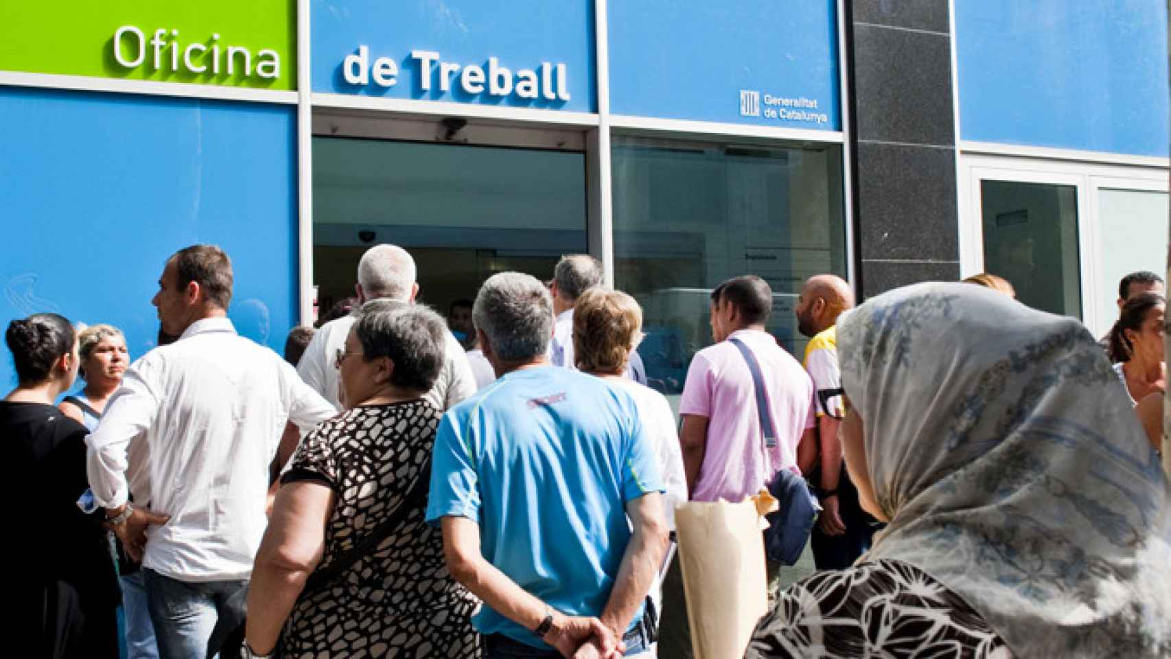 Varios parados esperan en la puerta de una oficina de empleo de Cataluña / BCN ACTIVA