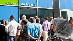 Varios parados esperan en la puerta de una oficina de empleo de Cataluña / BCN ACTIVA