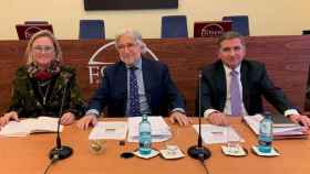 El presidente de Foment del Treball, Josep Sánchez Llibre (c), junto al secretario general de la patronal, David Tornos (d) y la número dos, Virginia Guinda (d) / CG