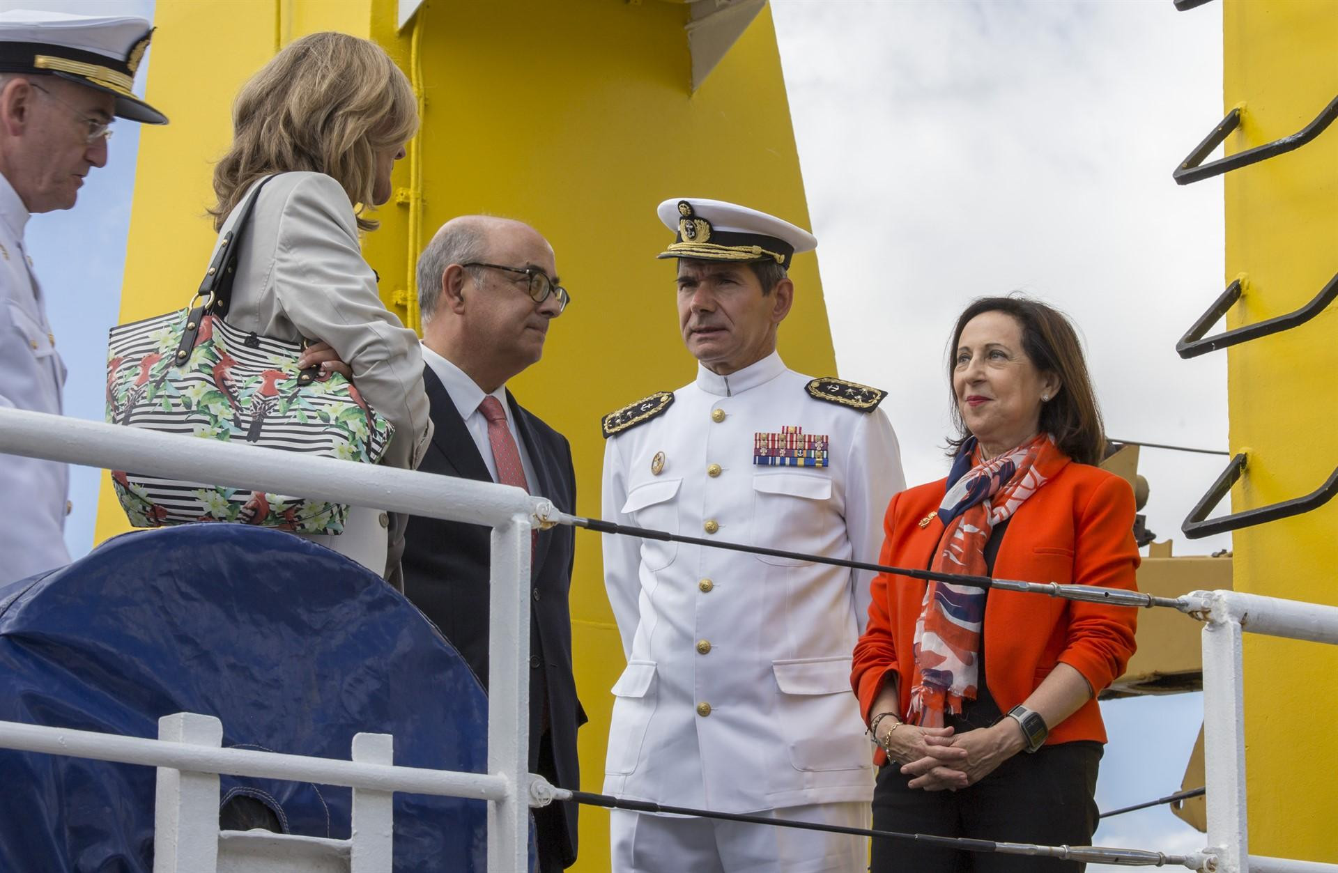 La ministra de Defensa del gobierno de España, Margarita Robles, con su colega portugués en un acto de la Armada celebrado en Ayamonte / EUROPA PRESS